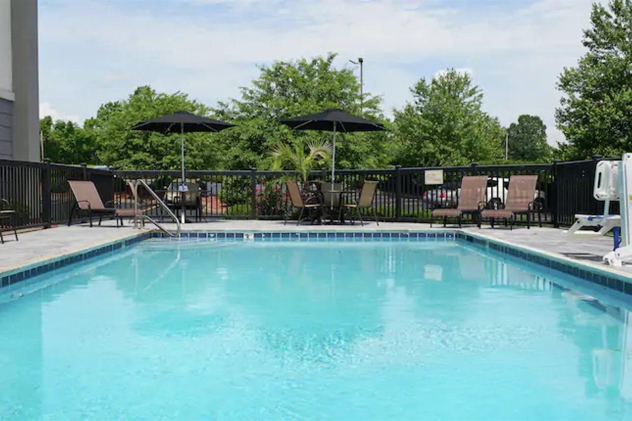 Hampton Inn Louisville/I-65/Brooks Road Eksteriør billede
