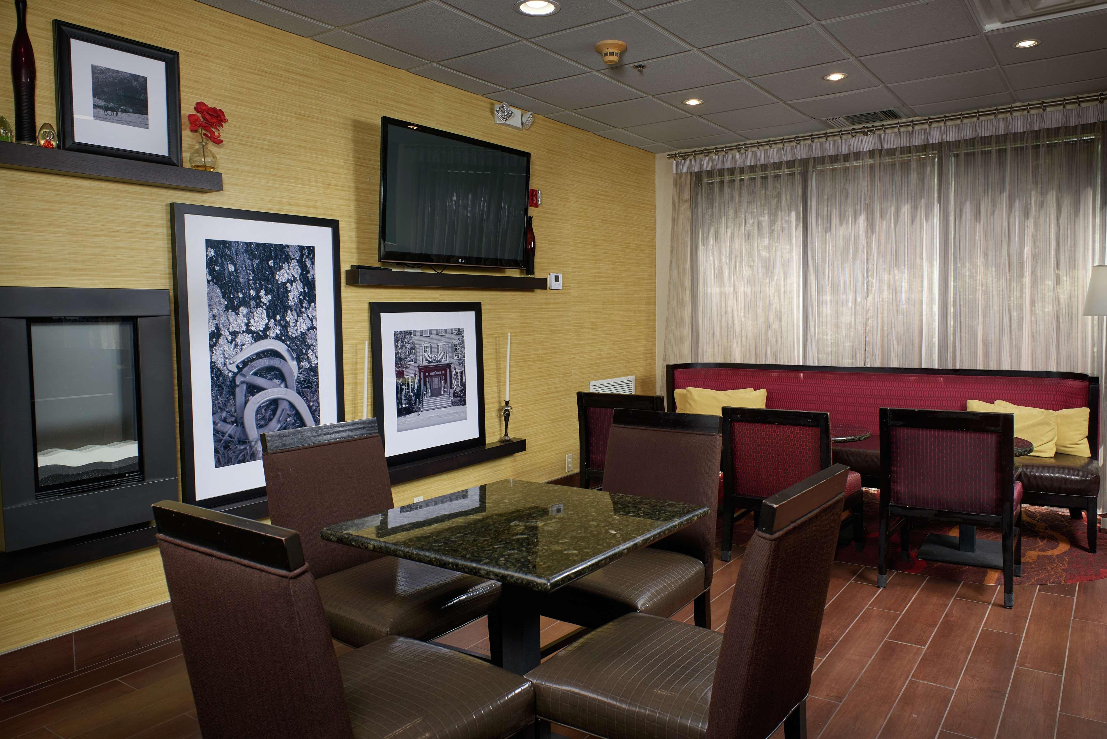 Hampton Inn Louisville/I-65/Brooks Road Eksteriør billede