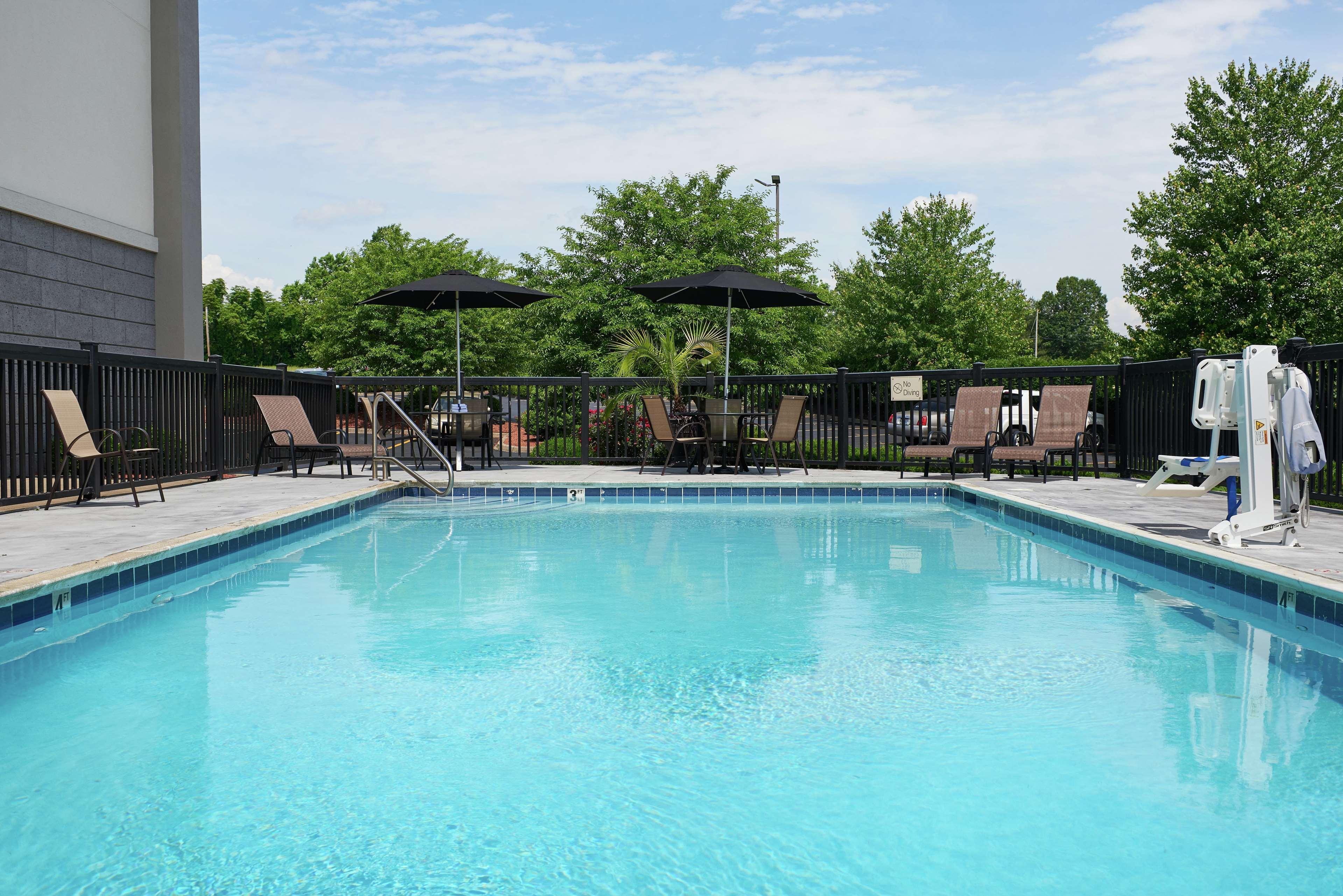 Hampton Inn Louisville/I-65/Brooks Road Eksteriør billede