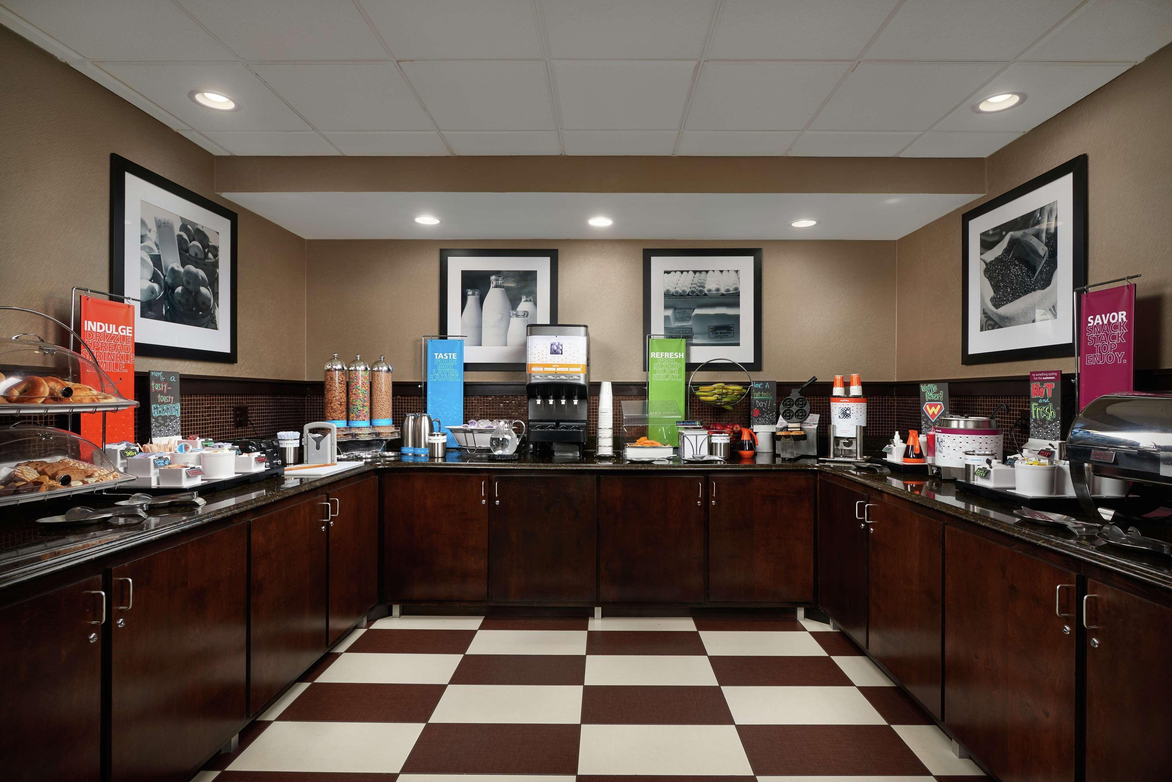 Hampton Inn Louisville/I-65/Brooks Road Eksteriør billede